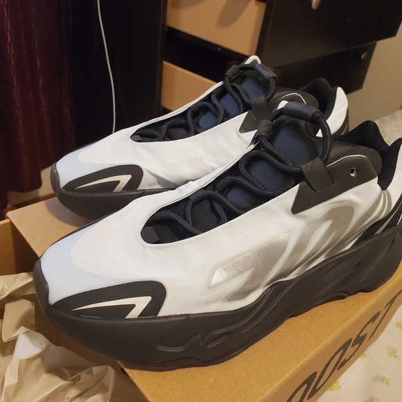 700 MNVN ADIDAS YEEZY BOOST US 7.5/UK 7 - Picture 7 of 10